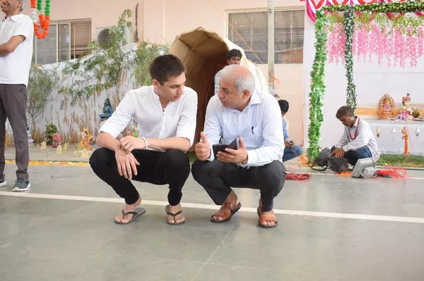Jas Kalra with father Ravi Kalra at their oldage home - Sputnik भारत