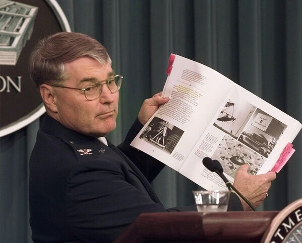 रोसवेल में यूएफओ दुर्घटना पर चर्चा करने के लिए पेंटागन के समाचार सम्मेलन के दौरान कर्नल जॉन हेन्स के पास &quot;द रोसवेल रिपोर्ट&quot; नामक अमेरिकी वायु सेना की रिपोर्ट की एक प्रति। (AP Photo/Susan Walsh, File) - Sputnik भारत
