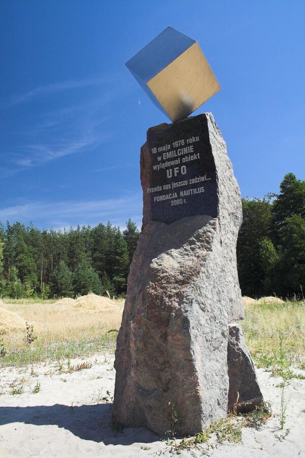पोलैंड के गांव एमिल्त्सिन में यूएफओ स्मारक। - Sputnik भारत