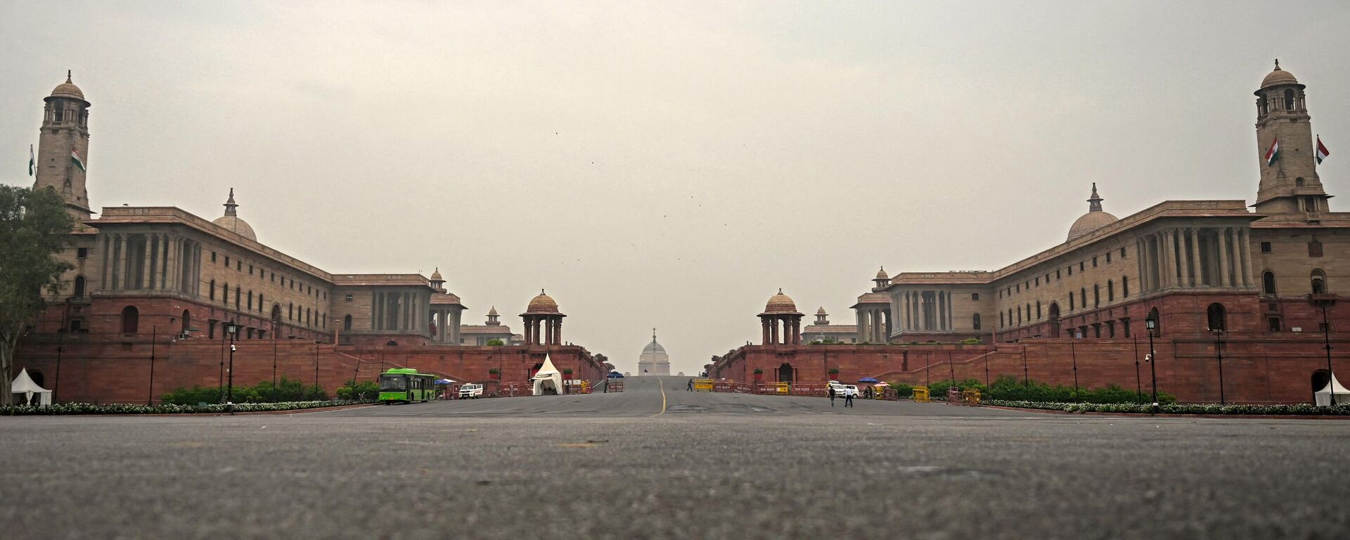 The Indian Defence Ministry (L), Home Ministry (R) and Presidential Palace (C) buildings are pictured in New Delhi on June 26, 2023.  - Sputnik India, 1920, 02.07.2023
