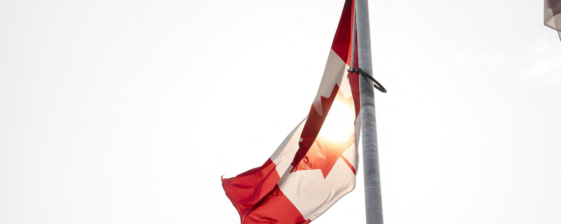 The sun passes through a Canadian flag at the chalet on top of the Mont Royal in Montreal - Sputnik भारत, 1920, 04.07.2023