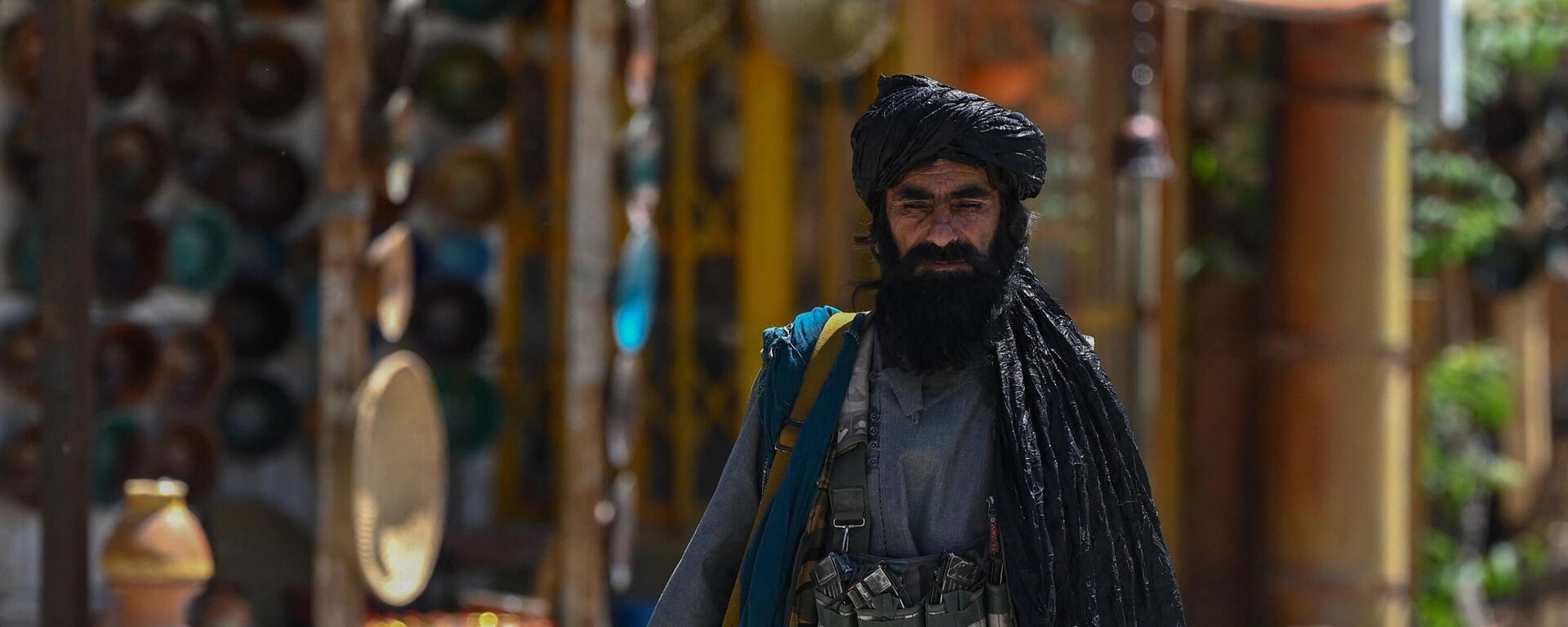 Сотрудник службы безопасности Талибана проходит мимо магазинов в Кабуле, Афганистан - Sputnik India, 1920, 22.07.2023