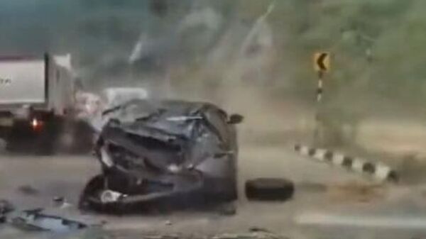 Rock Crushes Cars During Landslide in Nagaland - Sputnik India