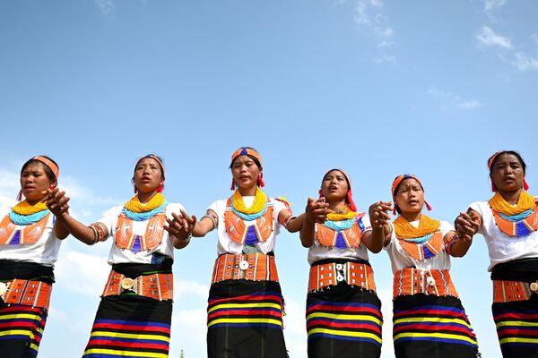 भारत के नागालैंड राज्य के मोन जिले के लोंगवा गांव में सामुदायिक सभा में नृत्य करती कोन्याक जनजाति की महिलाएं। (Photo by Arun SANKAR / AFP) - Sputnik भारत
