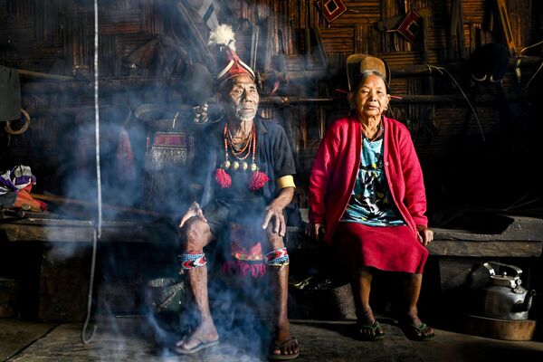 8 अप्रैल, 2023 को ली गई यह तस्वीर होंगफोई गांव के राजा बो वांग (बाएं) और रानी पत्नी काम्या को भारत के नागालैंड राज्य के मोन जिले में उनके पारंपरिक कोन्याक आदिवासी घर में दिखाती है। (Photo by Arun SANKAR / AFP) - Sputnik भारत