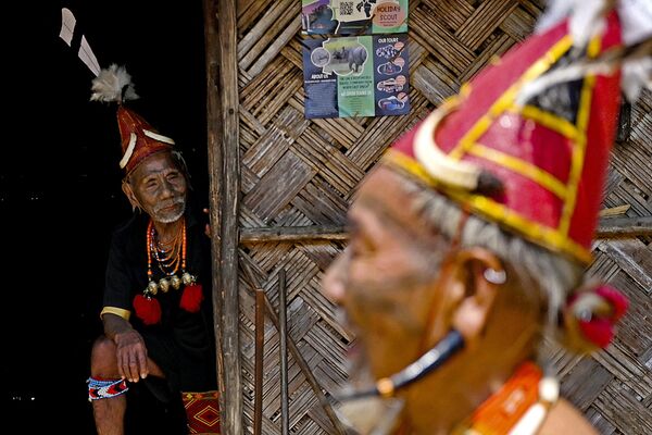 8 अप्रैल, 2023 को ली गई यह तस्वीर भारत के नागालैंड राज्य के मोन जिले में एक सामुदायिक सभा के दौरान होंगफोई गांव के राजा बो वांग (बाएं) को उनके पारंपरिक कोन्याक आदिवासी घर में दिखाती है। (Photo by Arun SANKAR / AFP) - Sputnik भारत