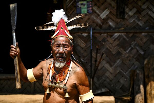 8 अप्रैल, 2023 को ली गई यह तस्वीर भारत के नागालैंड राज्य के मोन जिले के होंगफोई गांव में कोन्याक जनजाति के राजा के सलाहकार गंजम कोन्याक को दिखाती है। (Photo by Arun SANKAR / AFP) - Sputnik भारत