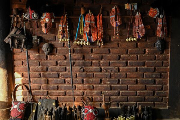 8 अप्रैल, 2023 को ली गई यह तस्वीर कोन्याक राजा के आभूषणों को भारत के नागालैंड राज्य के मोन जिले के लोंगवा गांव में उनके निवास पर प्रदर्शित करती है। (Photo by Arun SANKAR / AFP) - Sputnik भारत