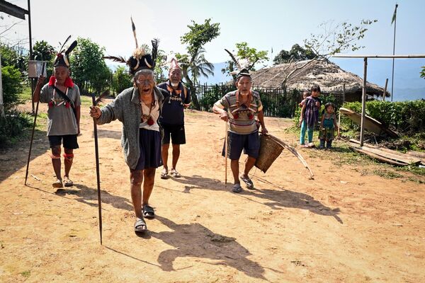 8 अप्रैल, 2023 को ली गई यह तस्वीर कोन्याक आदिवासियों को भारत के नागालैंड राज्य के मोन जिले के होंगफोई गांव में एक सामुदायिक सभा के लिए आते हुए दिखाती है। Arun SANKAR / AFP - Sputnik भारत