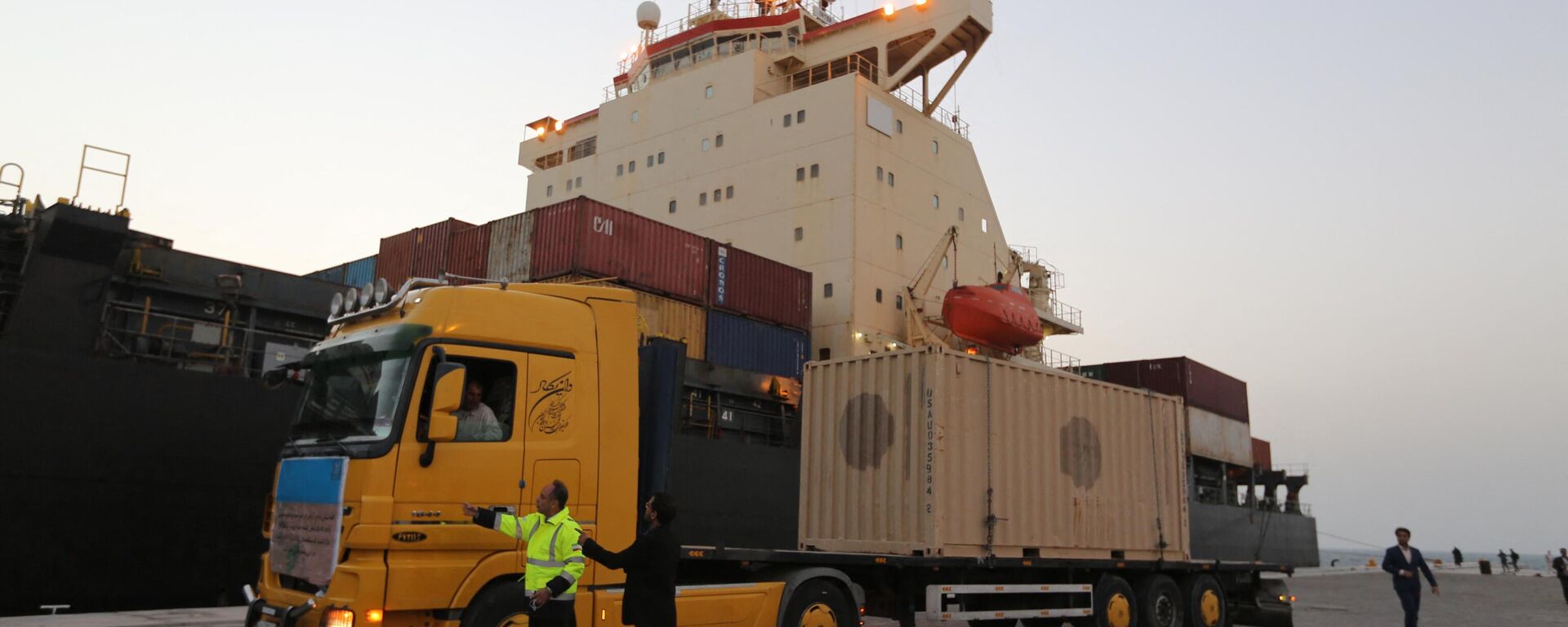 A truck transporting cargo from Afghanistan to be exported to India is seen at Shahid Beheshti Port in the southeastern Iranian coastal city of Chabahar, on the Gulf of Oman, on February 25, 2019. - Sputnik India, 1920, 05.07.2023