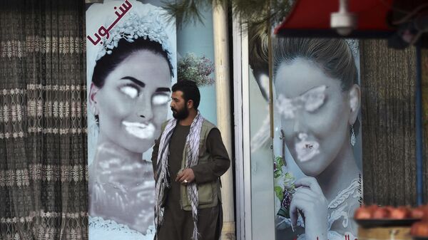 Мужчина стоит рядом с салоном красоты, в районе Шахр-э-Нау в Кабуле, Афганистан - Sputnik भारत