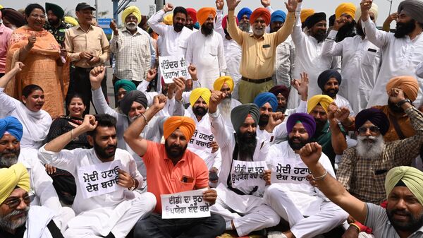Activists of India's Aam Aadmi Party (AAP) shout slogans during a demonstration - Sputnik India