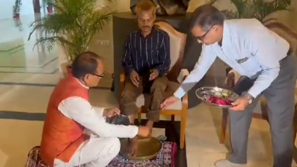 Madhya Pradesh State Chief Shivraj Singh Chouhan apologized to a tribal person Dasmat Ravat who was urinated on by another man recently - Sputnik भारत