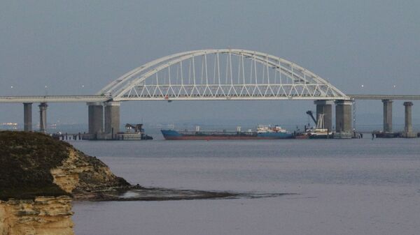 A cargo ship blocks a passage under the arch of the Crimean bridge over Kerch Strait in Russia, November 25, 2018 - Sputnik भारत