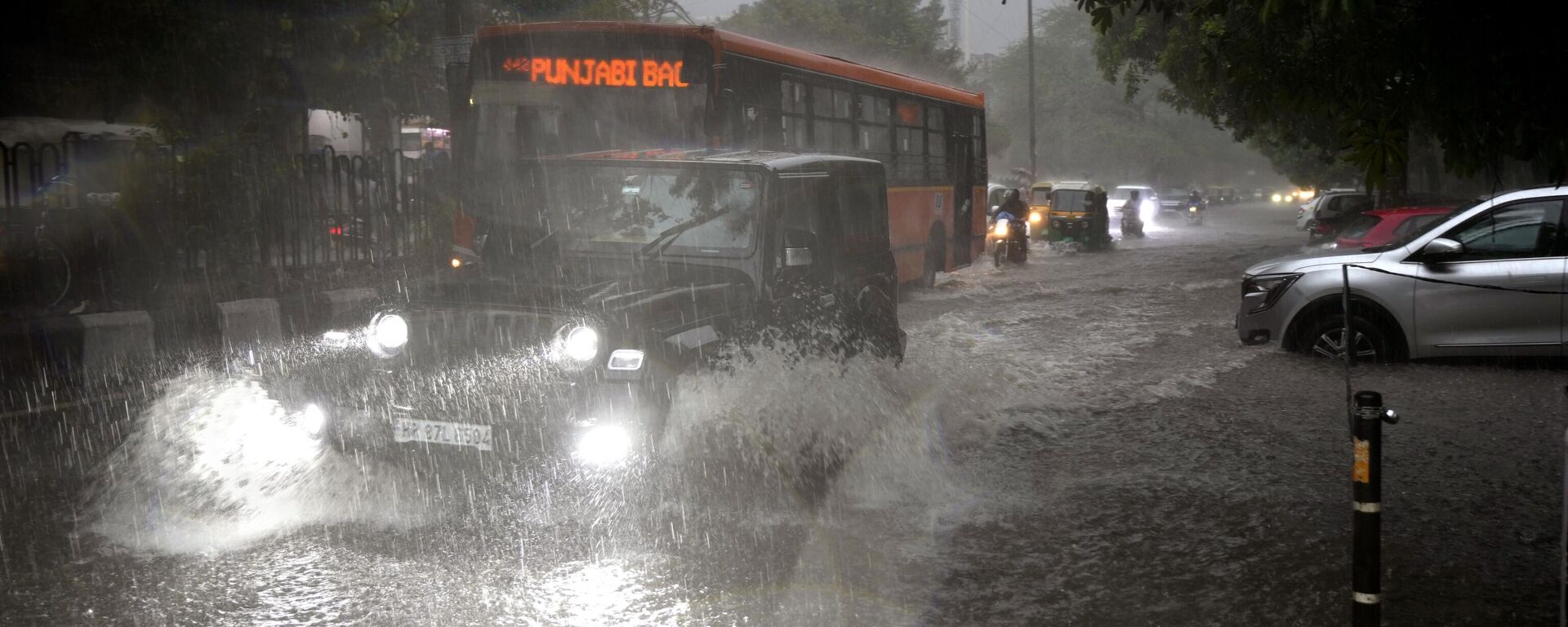 Vehicles move through a water logged street during a heavy downpour in New Delhi, India, Sunday, July 9, 2023.  - Sputnik भारत, 1920, 10.07.2023