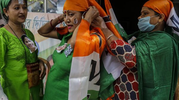 Supporters of Trinamool Congress party dress up with party flags and symbol - Sputnik भारत