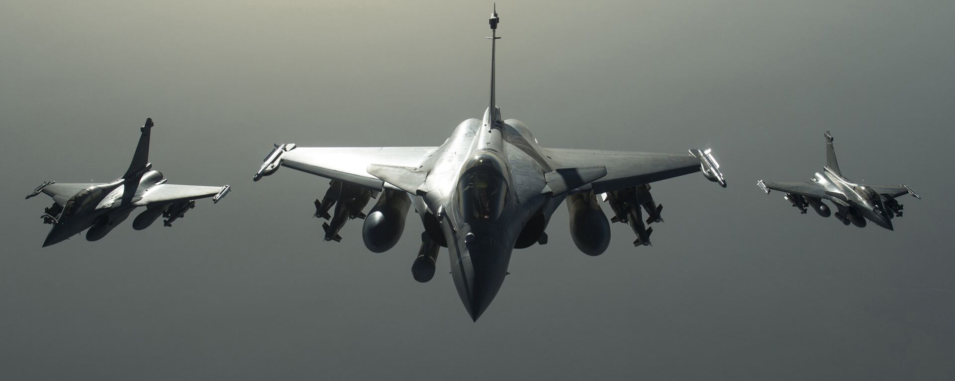 This photo released on Sunday, Sept. 27, 2015 by the French Army Communications Audiovisual office (ECPAD) shows French army Rafale fighter jets flying towards Syria as part of France's Operation Chammal launched in September 2015 in support of the US-led coalition against Islamic State group - Sputnik India, 1920, 10.07.2023