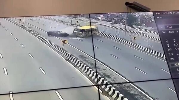 Six Dead, Two Injured in Car-Bus Crash on Delhi-Meerut Expressway - Sputnik India