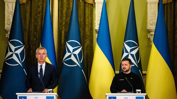 NATO head Jens Stoltenberg (L) and Ukrainian President Volodymyr Zelensky give a joint press conference in Kyiv, on April 20, 2023. - Sputnik भारत