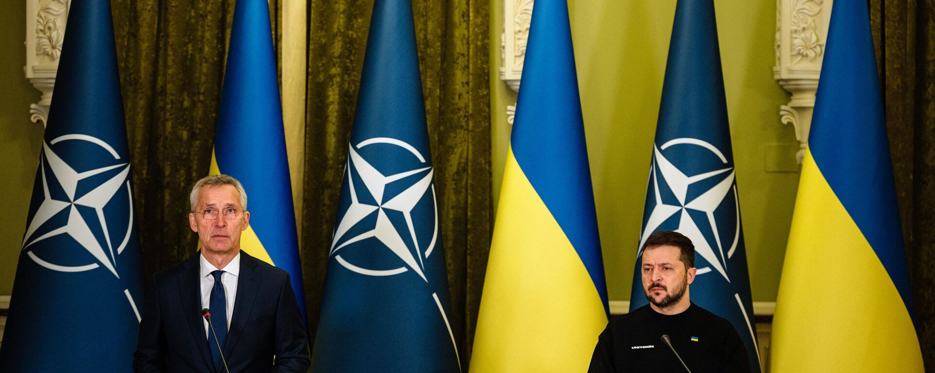 NATO head Jens Stoltenberg (L) and Ukrainian President Volodymyr Zelensky give a joint press conference in Kyiv, on April 20, 2023. - Sputnik India, 1920, 11.07.2023