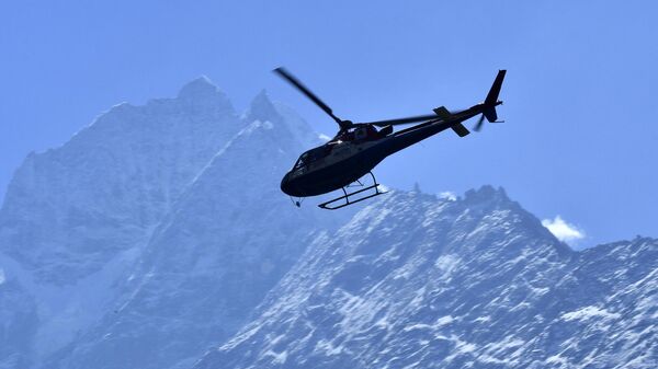A helicopter flies over the Mount Everest region of Solukhumbu district - Sputnik भारत