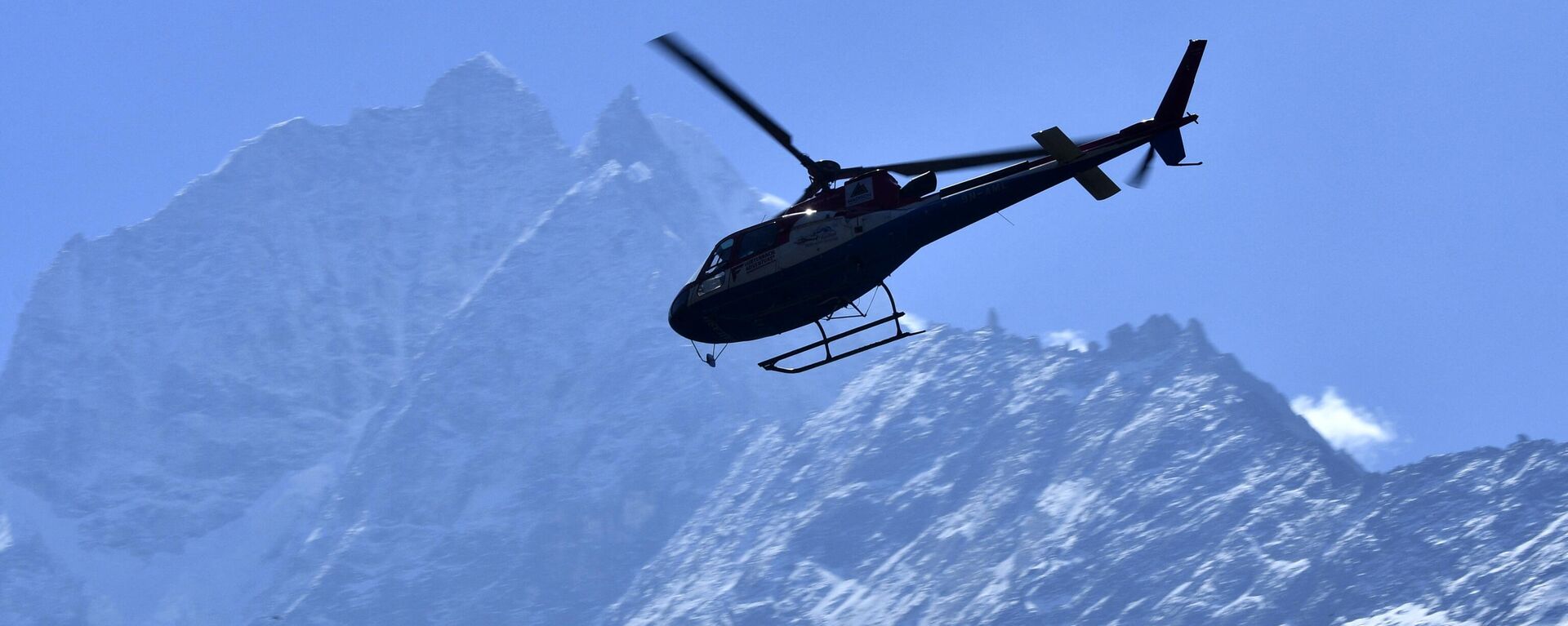 A helicopter flies over the Mount Everest region of Solukhumbu district - Sputnik भारत, 1920, 11.07.2023