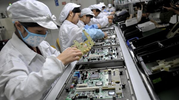 Chinese workers assemble electronic components at the Foxconn's factory in Shenzhen, in the southern Guangzhou province (File) - Sputnik India