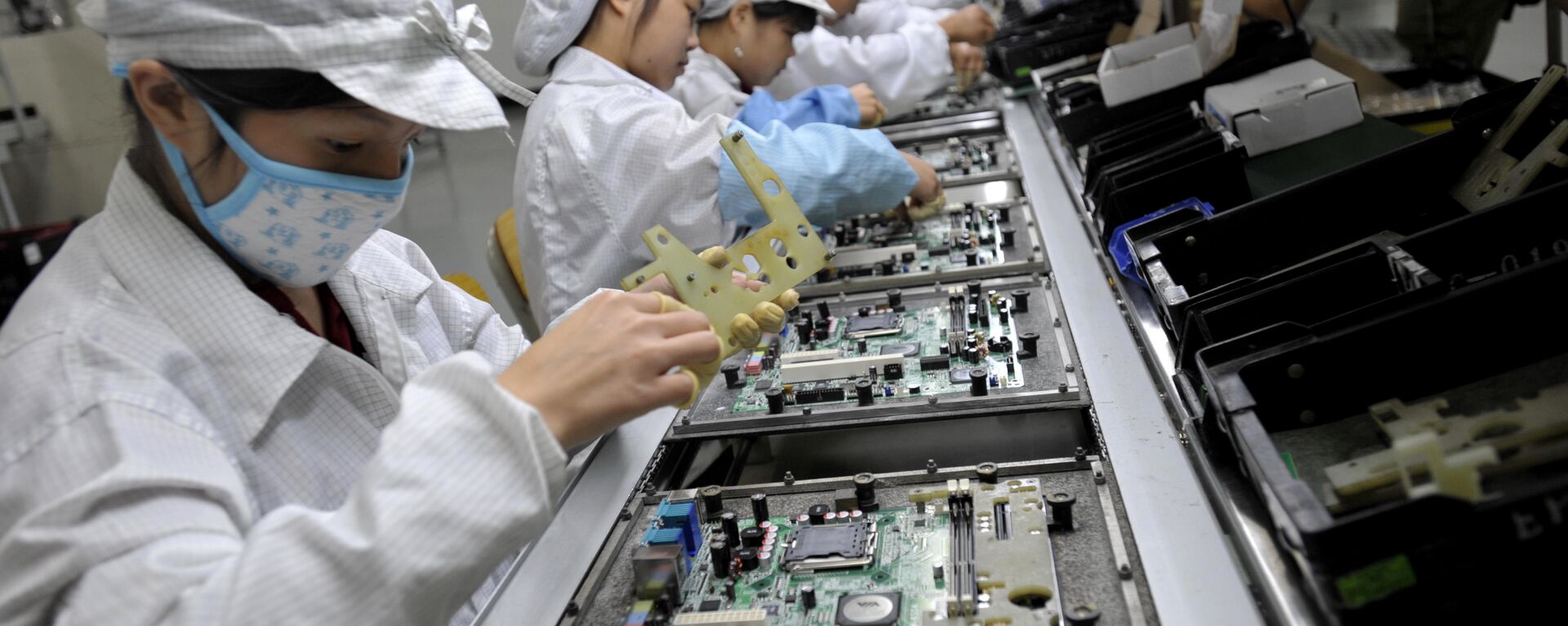 Chinese workers assemble electronic components at the Foxconn's factory in Shenzhen, in the southern Guangzhou province (File) - Sputnik India, 1920, 31.07.2023