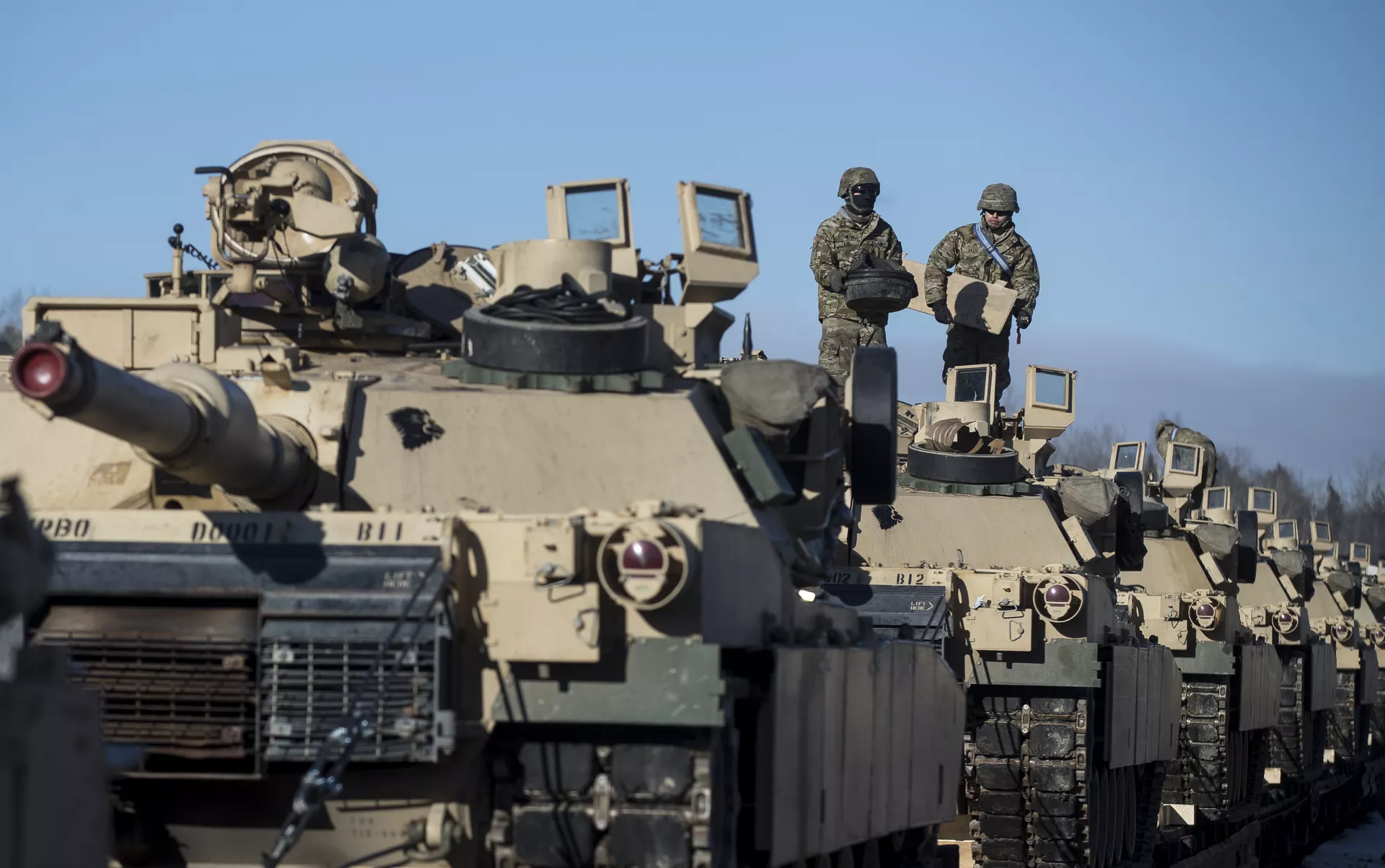  Members of US Army's 4th Infantry Division 3rd Brigade Combat Team 68th Armor Regiment 1st Battalion prepare to unload some Abrams battle tanks after arriving at the Gaiziunai railway station, some 110 kms (69 miles) west of the capital Vilnius, Lithuania, Friday, Feb. 10, 2017. - Sputnik भारत, 1920, 03.09.2023