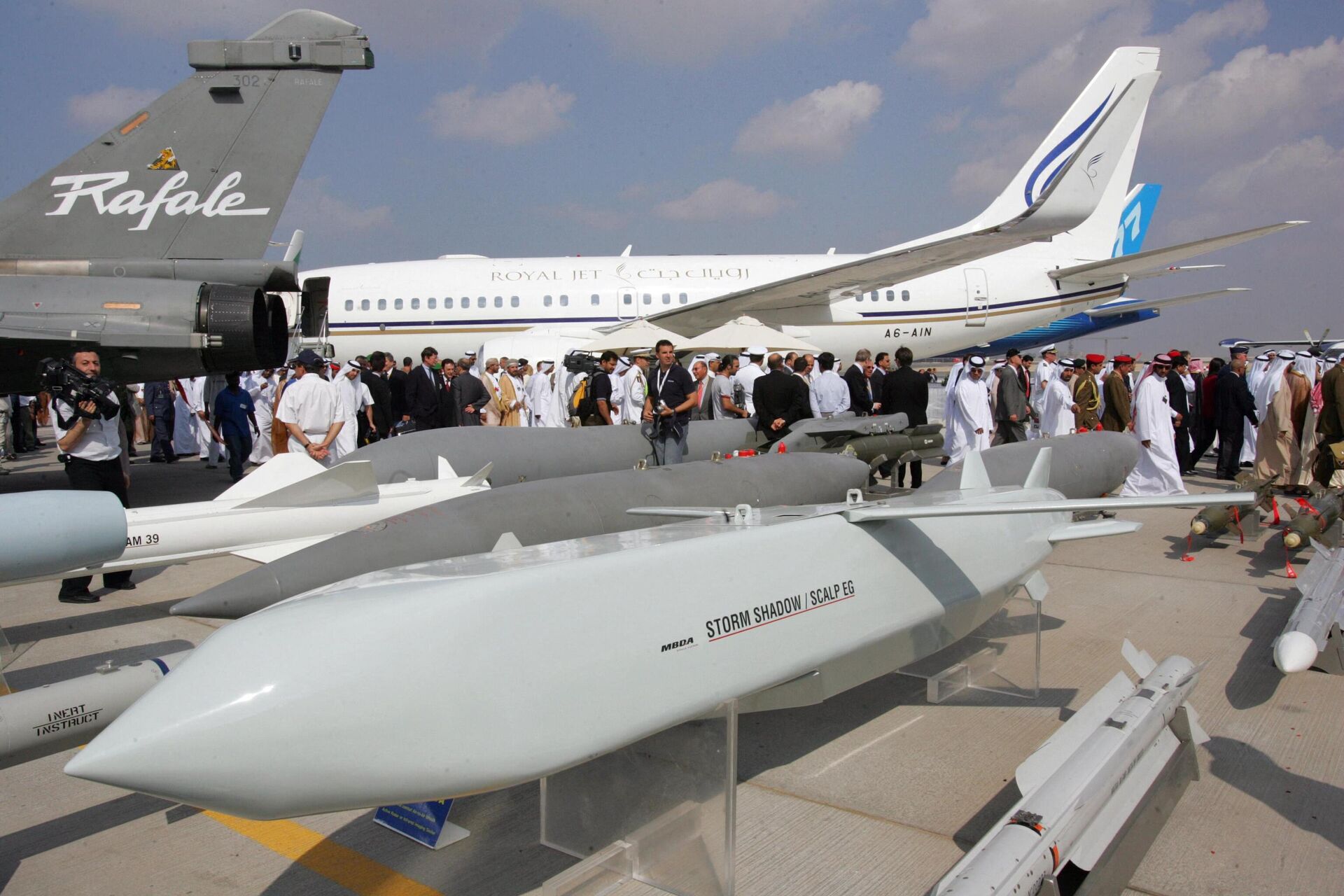 Emirati and foreign visitors pass behind the French made Storm Shadow/Scalp EG cruise missiles at the opening of the five-day Dubai Air Show in Dubai 20 November 2005. - Sputnik India, 1920, 13.07.2023