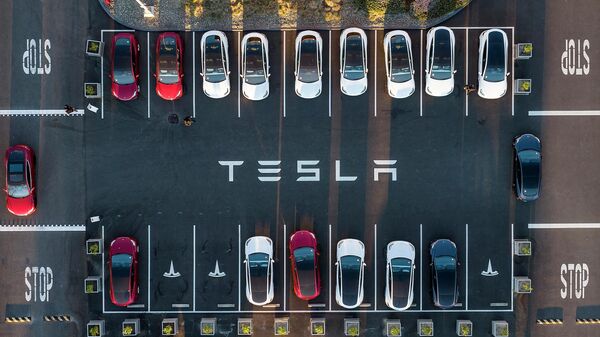 An aerial view shows cars parked at the Tesla Fremont Factory in Fremont, California  - Sputnik भारत