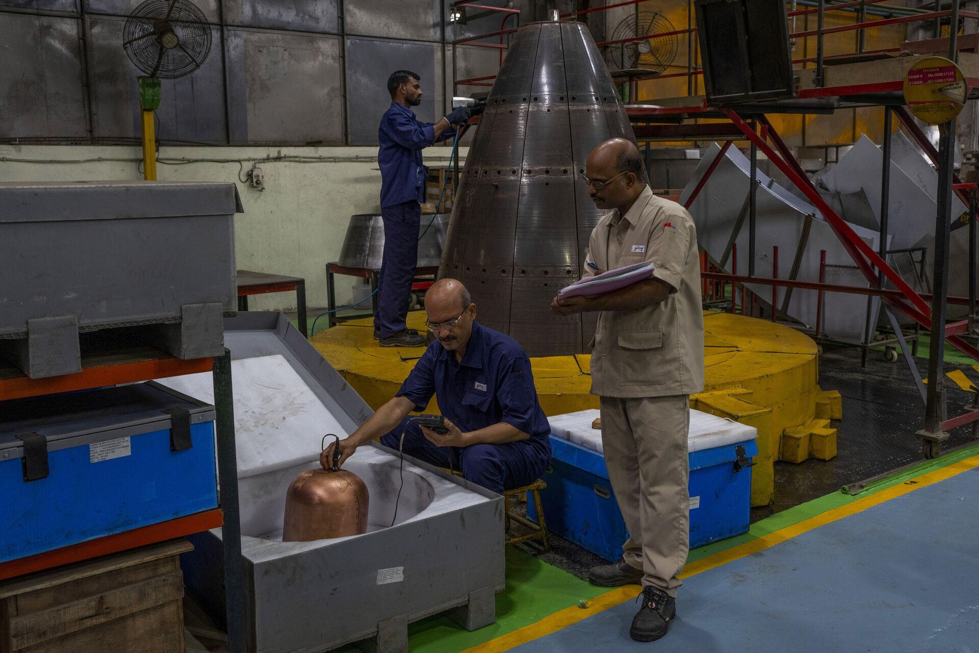 Workers are seen engaged in the manufacturing of components for Indian Space Research Organisation (ISRO) at a facility of Godrej Aerospace in Mumbai, India - Sputnik भारत, 1920, 13.07.2023