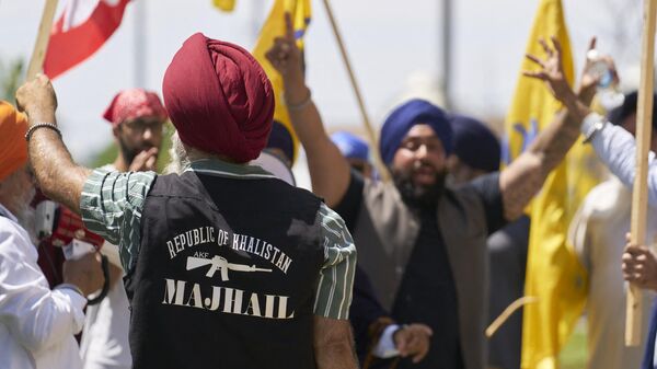 Sikhs protest for the independence of Khalistan in front of the Indian Consulate in Toronto, Canada, on July 8, 2023. - Sputnik भारत