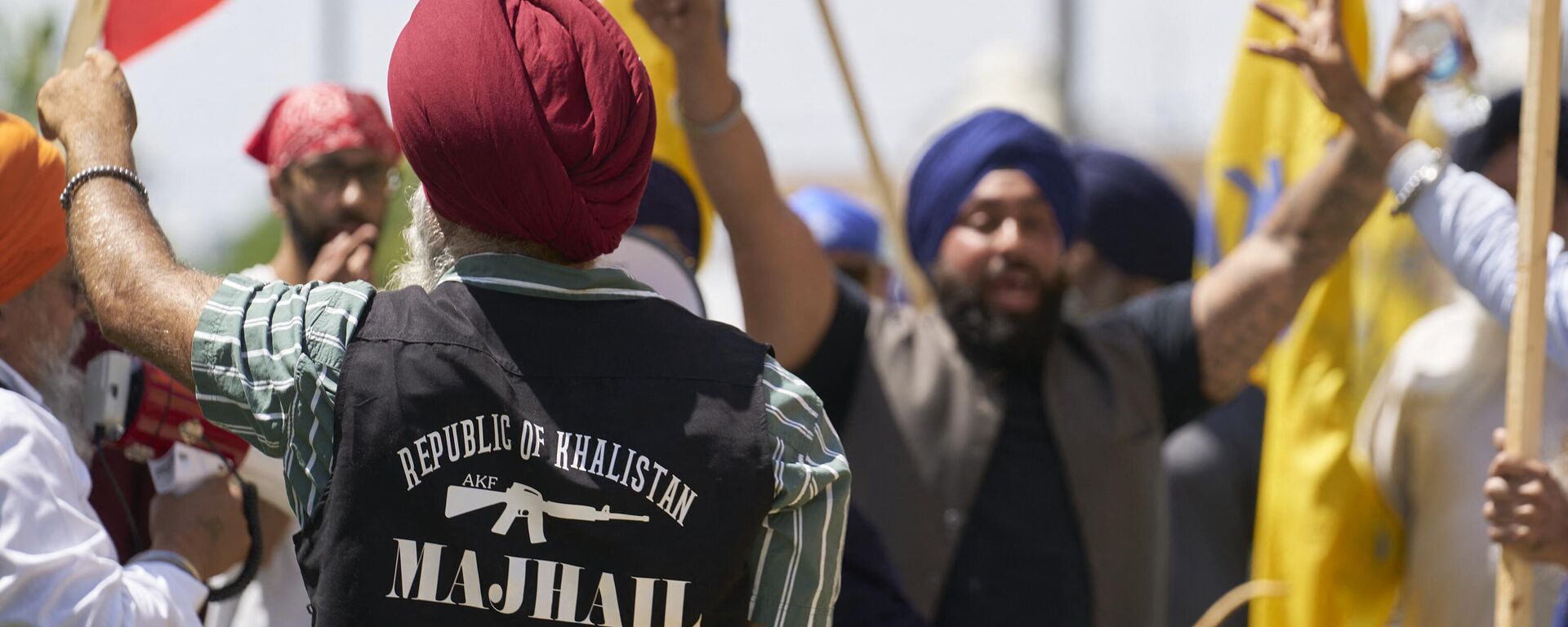 Sikhs protest for the independence of Khalistan in front of the Indian Consulate in Toronto, Canada, on July 8, 2023. - Sputnik भारत, 1920, 14.07.2023