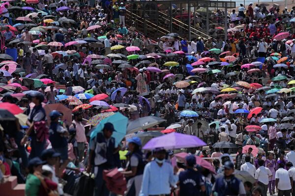 शुक्रवार, 14 जुलाई, 2023 को भारत के श्रीहरिकोटा में सतीश धवन अंतरिक्ष केंद्र से भारतीय अंतरिक्ष यान चंद्रयान-3 को उड़ान भरते देखने के लिए भीड़ जमा हो गई। (AP Photo/Aijaz Rahi) - Sputnik भारत