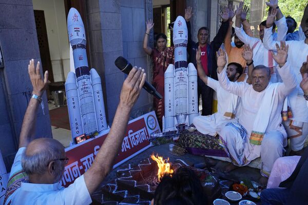 भारत की भारतीय जनता पार्टी (भाजपा) के सदस्य शुक्रवार, 14 जुलाई, 2023 को मुंबई में एक मंदिर के अंदर भारतीय अंतरिक्ष यान चंद्रयान-3 की सफलता के लिए हिंदू अनुष्ठान करने गये थे। (AP Photo/Rajanish Kakade) - Sputnik भारत