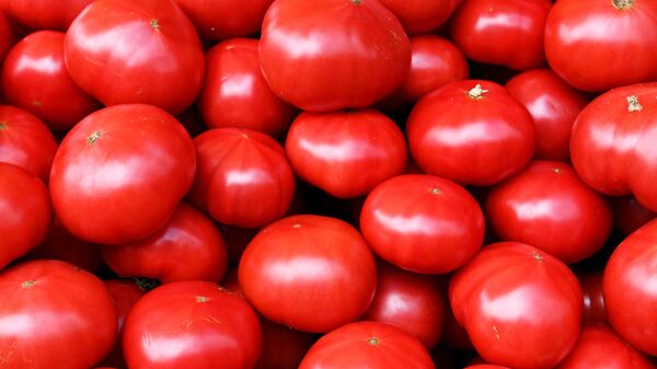 Tomatoes are seen on a counter at a grocery market - Sputnik भारत
