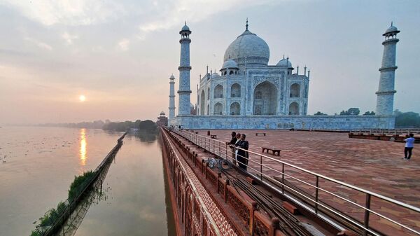 This photograph taken on July 18, 2023 shows flooded banks of river Yamuna along the Taj Mahal in Agra.  - Sputnik India