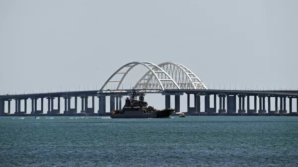 
Large landing ship of the Russian Navy near the Crimean bridge. BDK transport civilian vehicles at the Kerch ferry. The Crimean bridge was damaged due to an attack at night by two Ukrainian unmanned surface vehicles of the Armed Forces of Ukraine. Traffic has been temporarily suspended. - Sputnik भारत