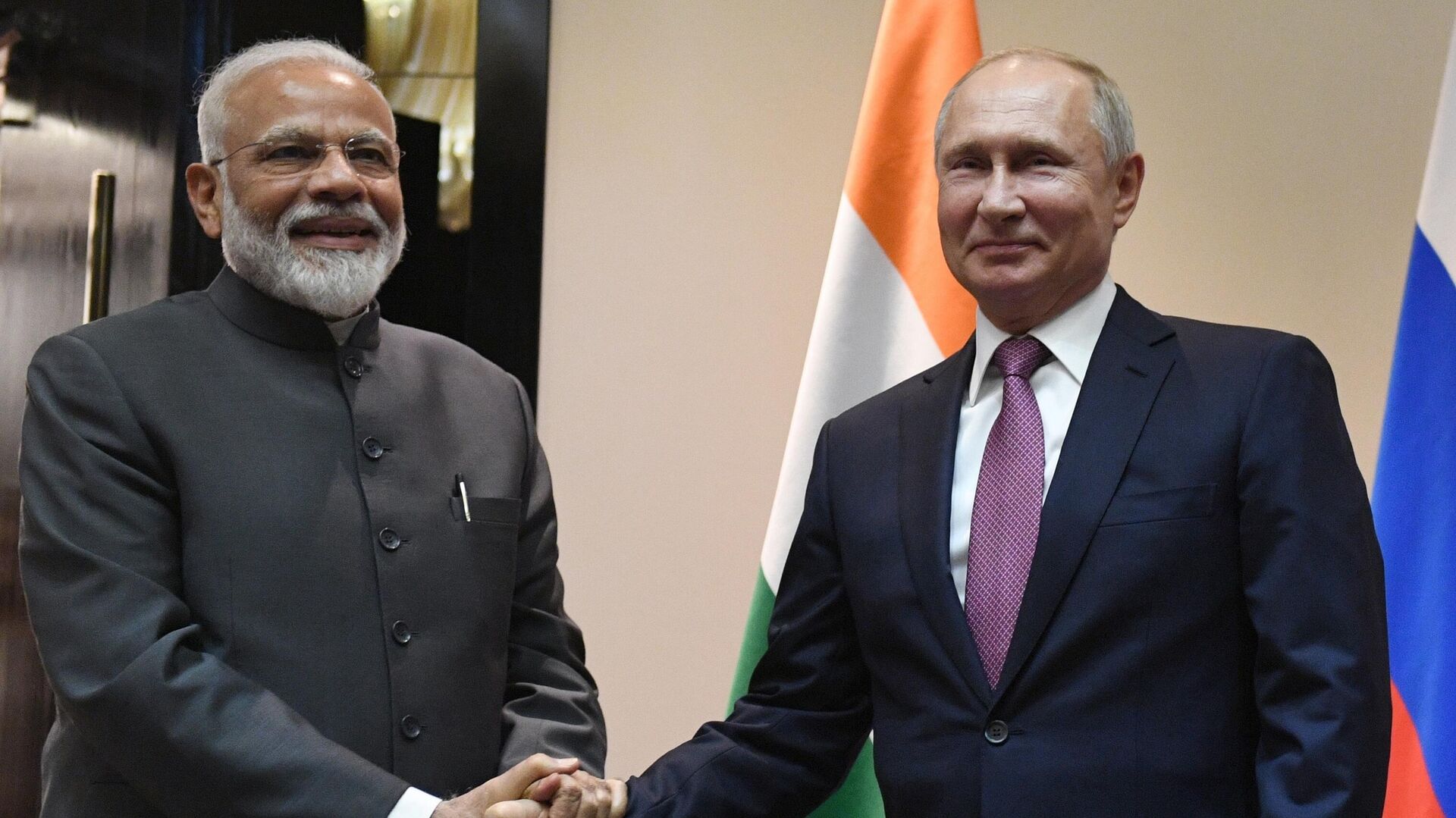 Russian President Vladimir Putin, right, and Indian Prime Minister Narendra Modi pose for a photo prior to their talks on a sideline of the Shanghai Cooperation Organization summit in Bishkek, Kyrgyzstan, June 13, 2019 - Sputnik भारत, 1920, 12.10.2023
