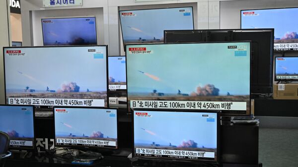 Television screens show file footage of North Korea's missile test as a news programme broadcasts reports about North Korea's suspected ballistic missile test, at an electronics mall in Seoul on March 25, 2021.  - Sputnik भारत