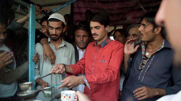 Pakistani tea vendor Arshad Khan - Sputnik India