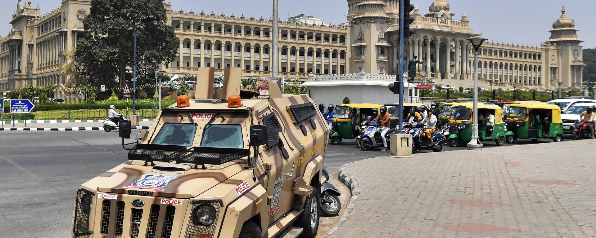 An armoured police vehicle is seen parked outside the Karnataka Vidhana Soudha, Karnataka's legislative building, in Bangalore on March 15, 2022, after an Indian court upheld a local ban on the hijab in classrooms, weeks after the edict stoked violent protests and renewed fears of discrimination against the country's Muslim minority.  - Sputnik India, 1920, 01.08.2023