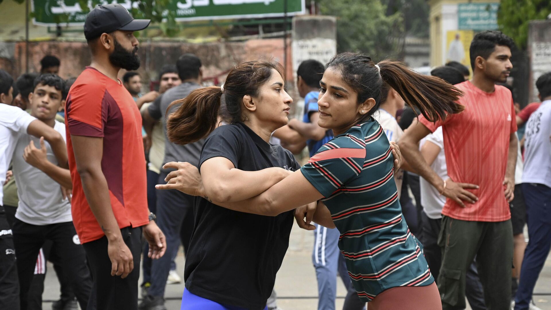 Indian wrestlers Vinesh Phogat, left, and Sangita Phogat practice wrestle as they participate in a protest against Wrestling Federation of India President Brijbhushan Sharan Singh and other officials in New Delhi - Sputnik भारत, 1920, 26.08.2023
