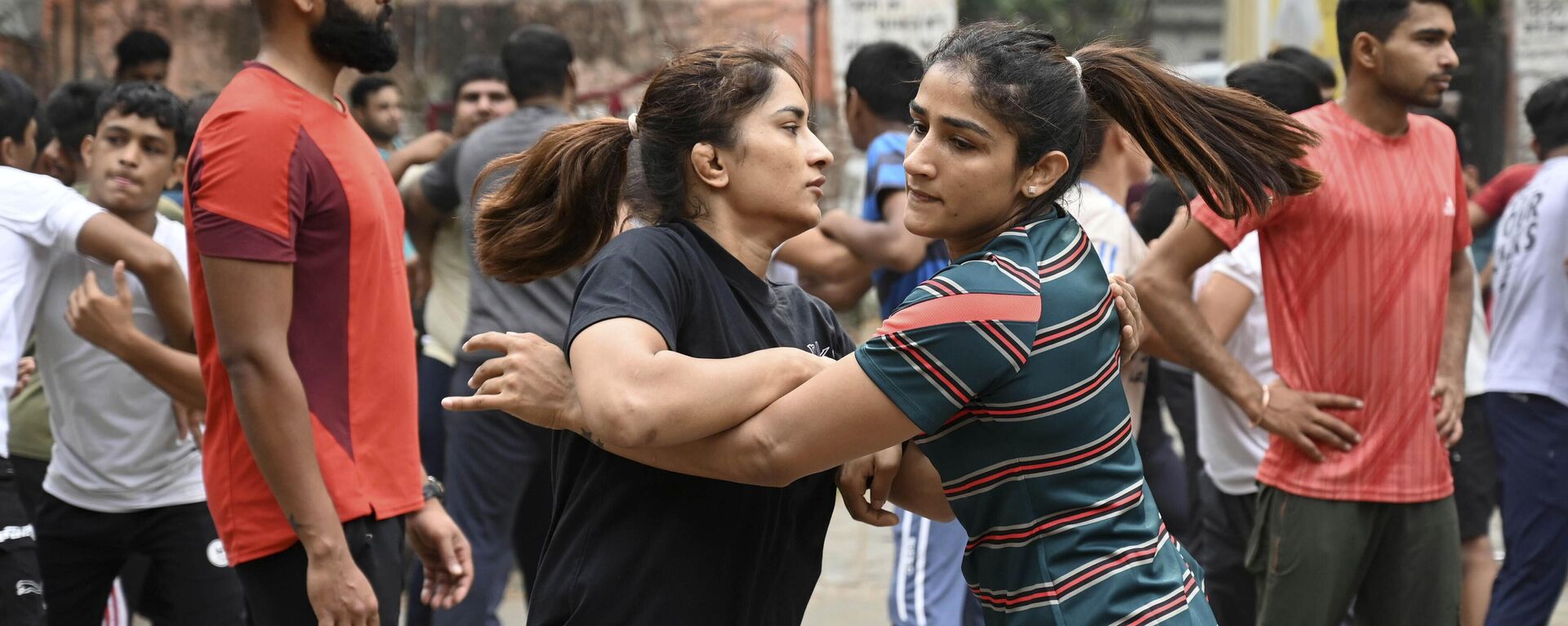 Indian wrestlers Vinesh Phogat, left, and Sangita Phogat practice wrestle as they participate in a protest against Wrestling Federation of India President Brijbhushan Sharan Singh and other officials in New Delhi - Sputnik भारत, 1920, 26.08.2023