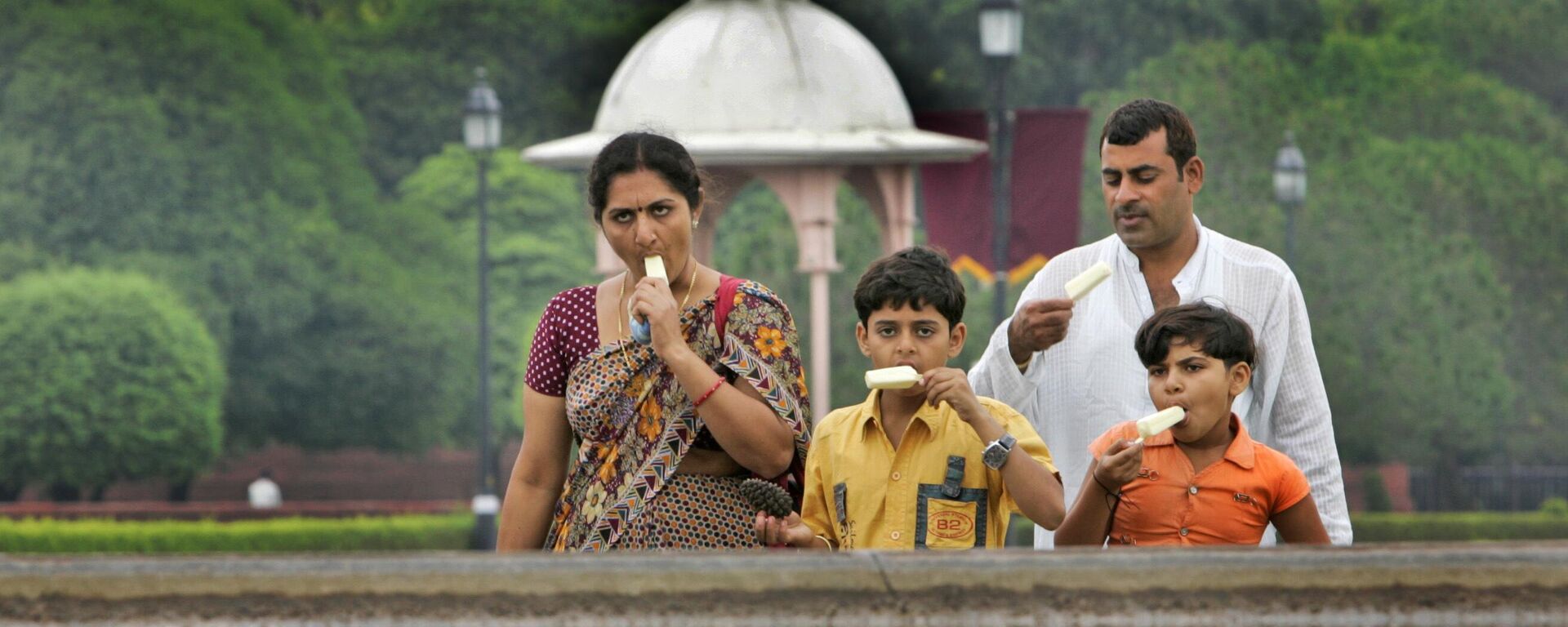 Семья наслаждается мороженым после сильного ливня в Нью-Дели, Индия - Sputnik India, 1920, 27.08.2023