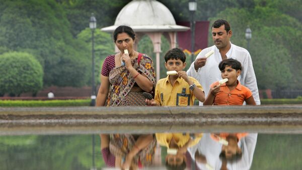 Семья наслаждается мороженым после сильного ливня в Нью-Дели, Индия - Sputnik India