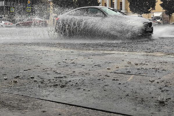 मास्को में बारिश के दौरान गार्डन रिंग के किनारे पर एक कार। - Sputnik भारत