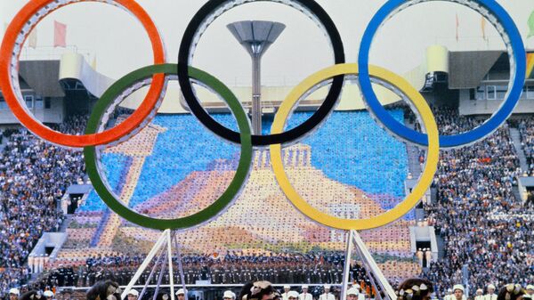 The Olympic rings stand out against a giant image of the Parthenon during the opening ceremony of the Moscow 1980 Summer Olympics, on July 19, 1980 at Moscow's Lenin Central Stadium. - Sputnik भारत