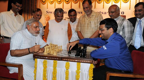 Индийский политик Нарендра Моди во время игры в шахматы, 2010 год  - Sputnik भारत